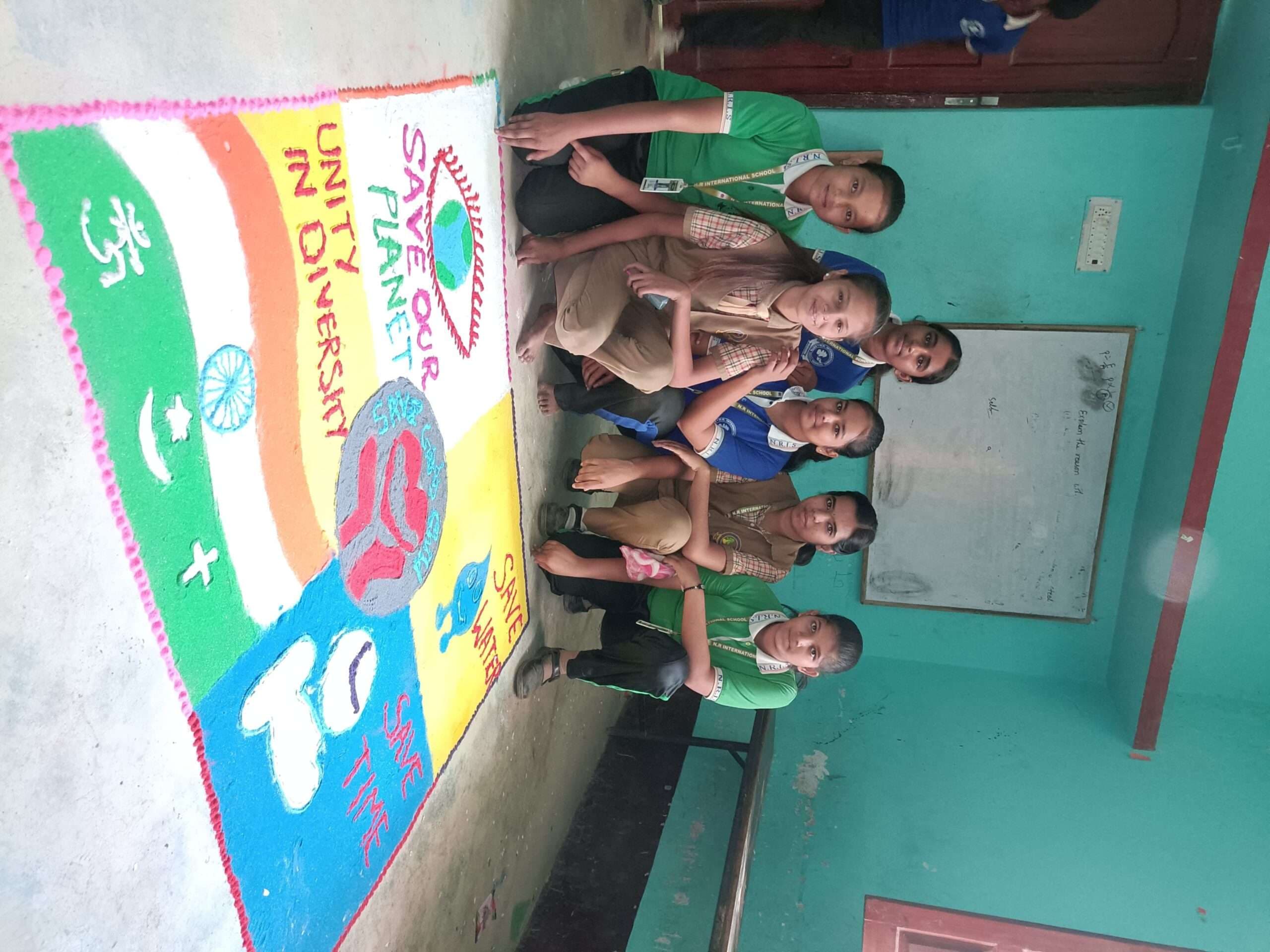 Giridih News :एनआरआई स्कूल में क्राफ्ट व रंगोली प्रतियोगिता