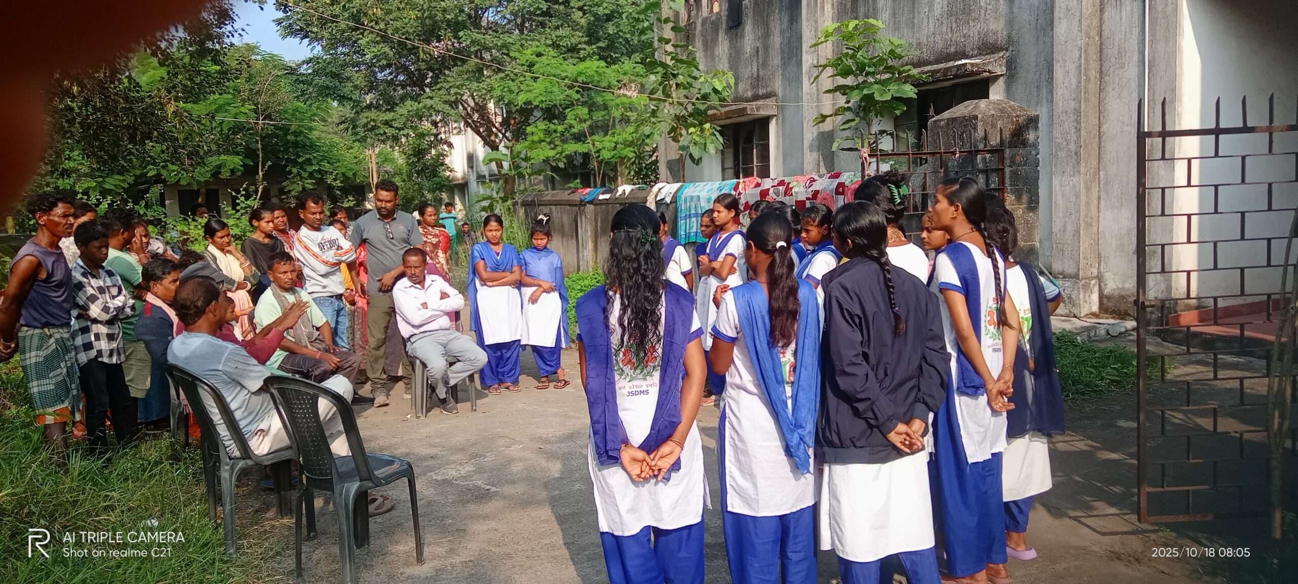 Chaibasa News : वार्डन की अनुमति बिना छात्राओं को मेला ले जाने पर अभिभावकों में आक्रोश