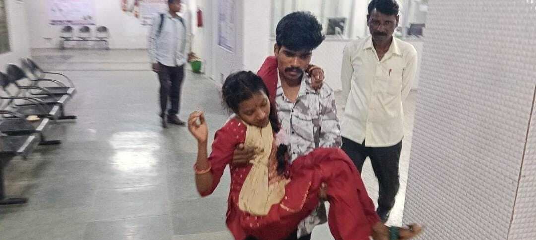 Seraikela Kharsawan News : पिकअप की चपेट में आकर स्कूटी सवार दंपती घायल