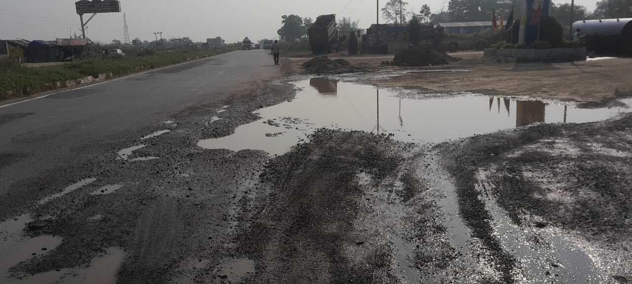 Seraikela Kharsawan News : एनएच-33 पर गड्ढा बना हादसे का कारण, कई लोग हो रहे घायल