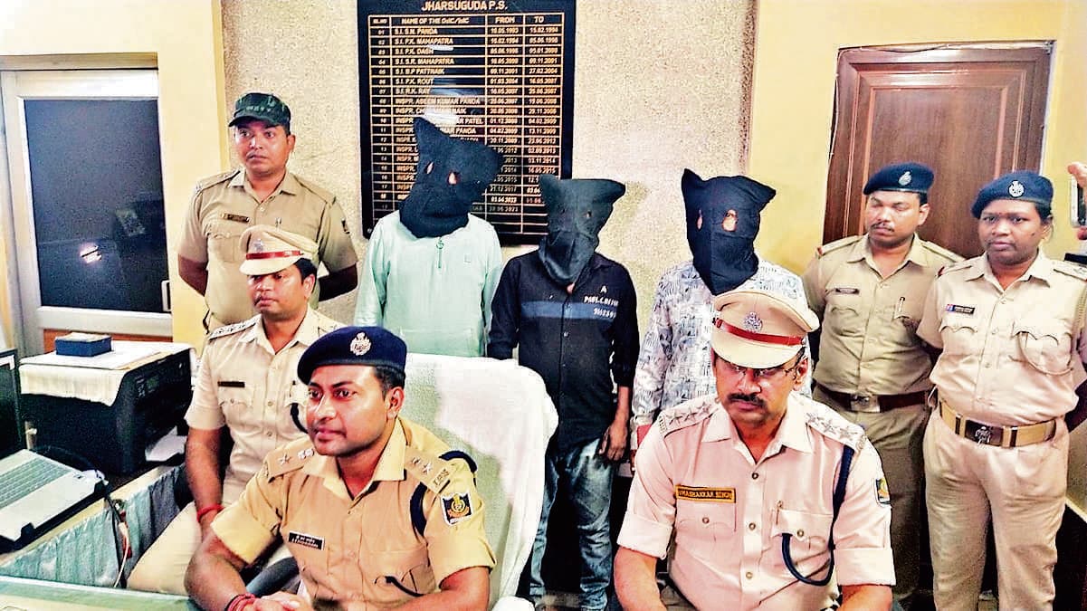 Jharsuguda News: अवैध पिस्तौल व कारतूस के साथ तीन गिरफ्तार, दो तस्कर फरार