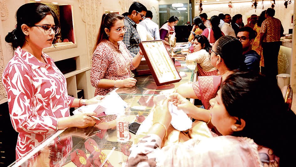 धनतेरस पर बाजार हुए गुलजार, लोगों ने की जमकर खरीदारी