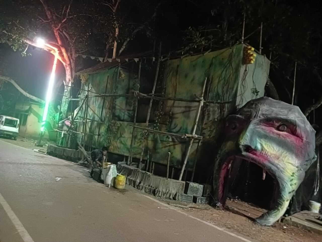 East Singhbhum News : भूत बंगला की थीम पर बना पंडाल