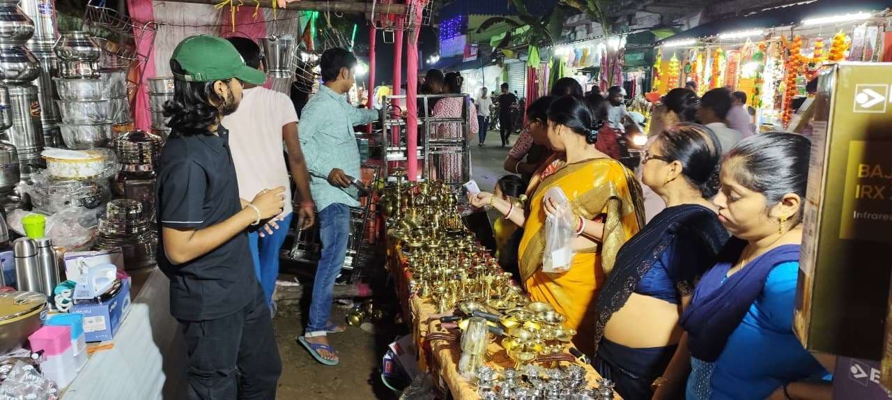 East Singhbhum News : गालूडीह में दिनभर बाजार रहा गुलजार, जमकर खरीदारी