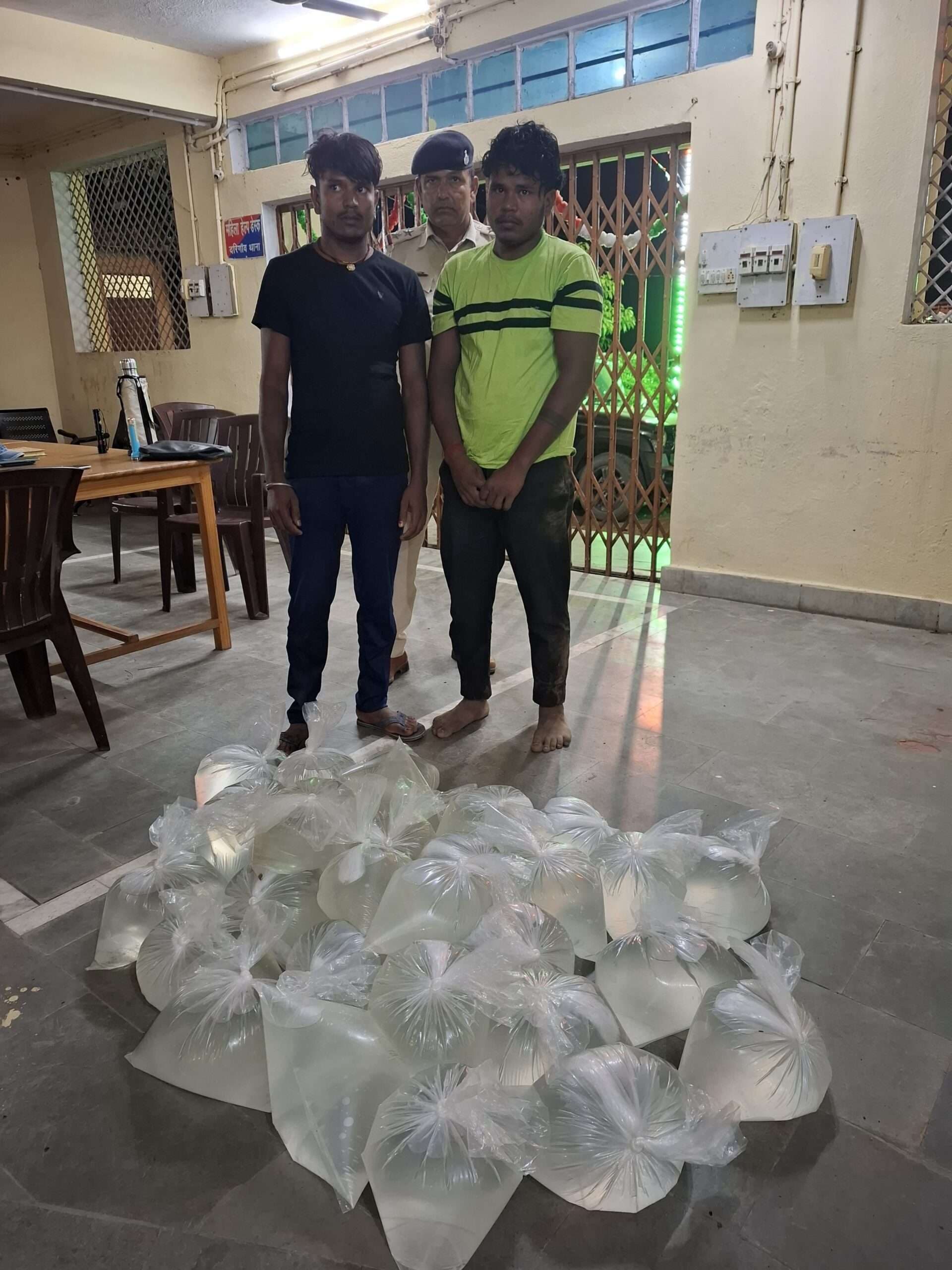 150 लीटर महुआ शराब के साथ दो गिरफ्तार