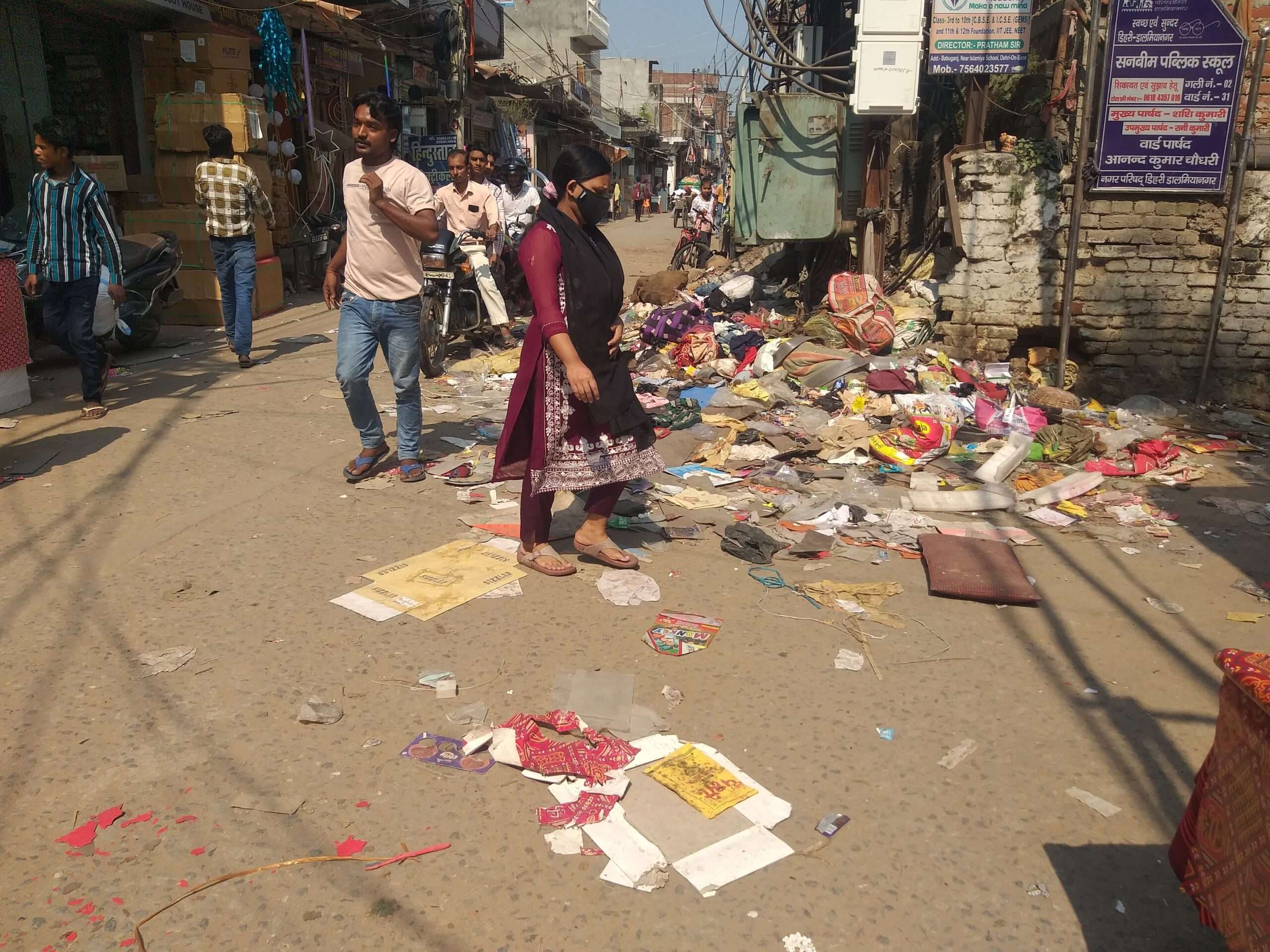 सड़क किनारे लगा कचरे का अंबार, बदबू से लोग परेशान