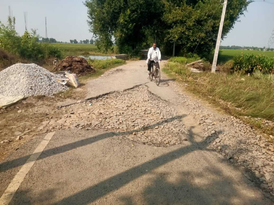 बारिश व बाढ़ के बाद सड़कों की स्थिति खराब, ग्रामीण परेशान