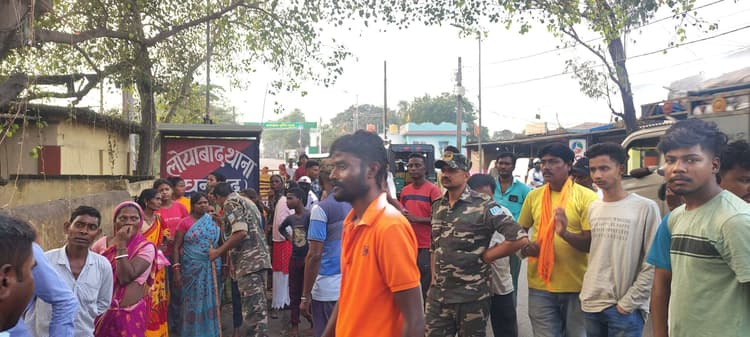 Dhanbad News : हादसे में मृत महिला के परिजनों ने लोयाबाद थाना में किया हंगामा