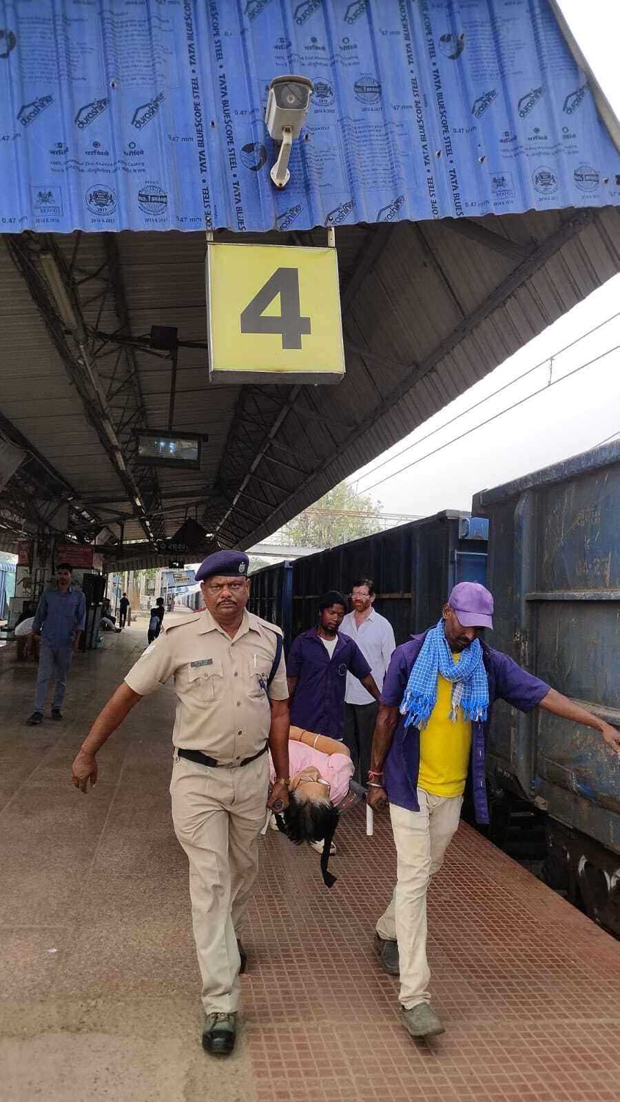 ट्रेन से गिरकर यूपी का युवक घायल, आरपीएफ ने की मदद