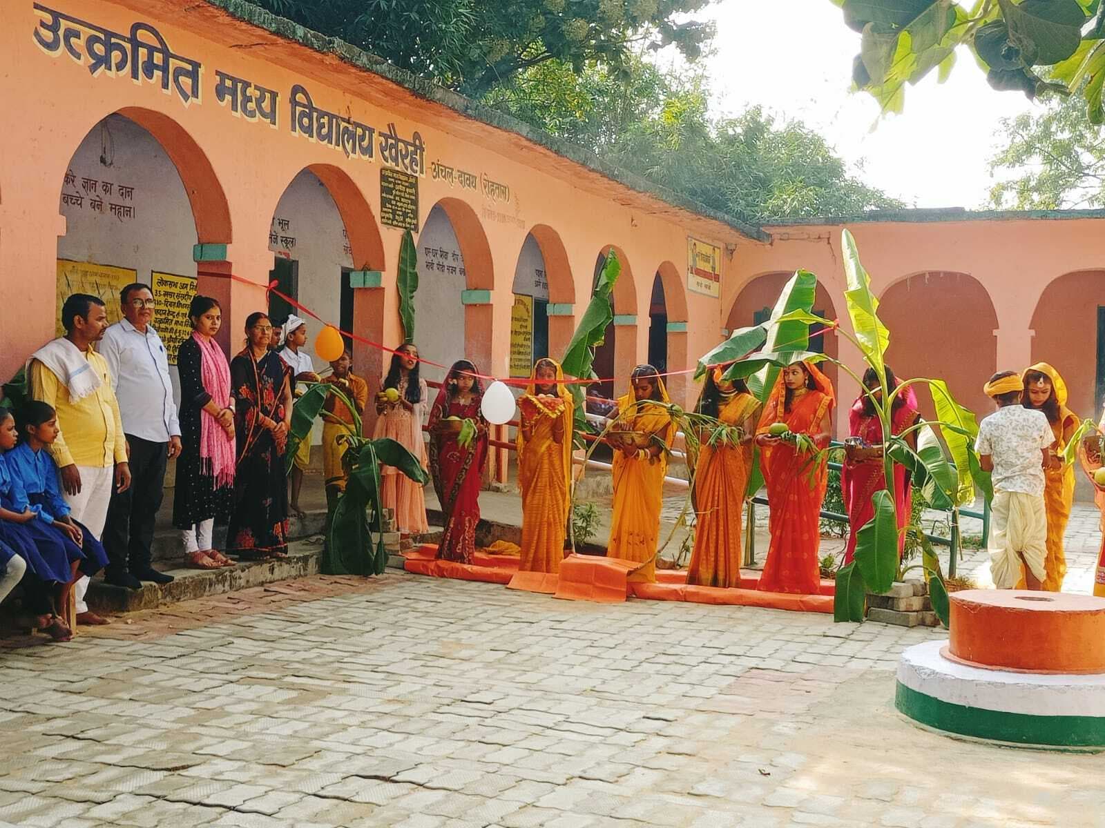 छात्राओं की छठ व्रत की पारंपरिक गीतों से माहौल हुआ भक्तिमय