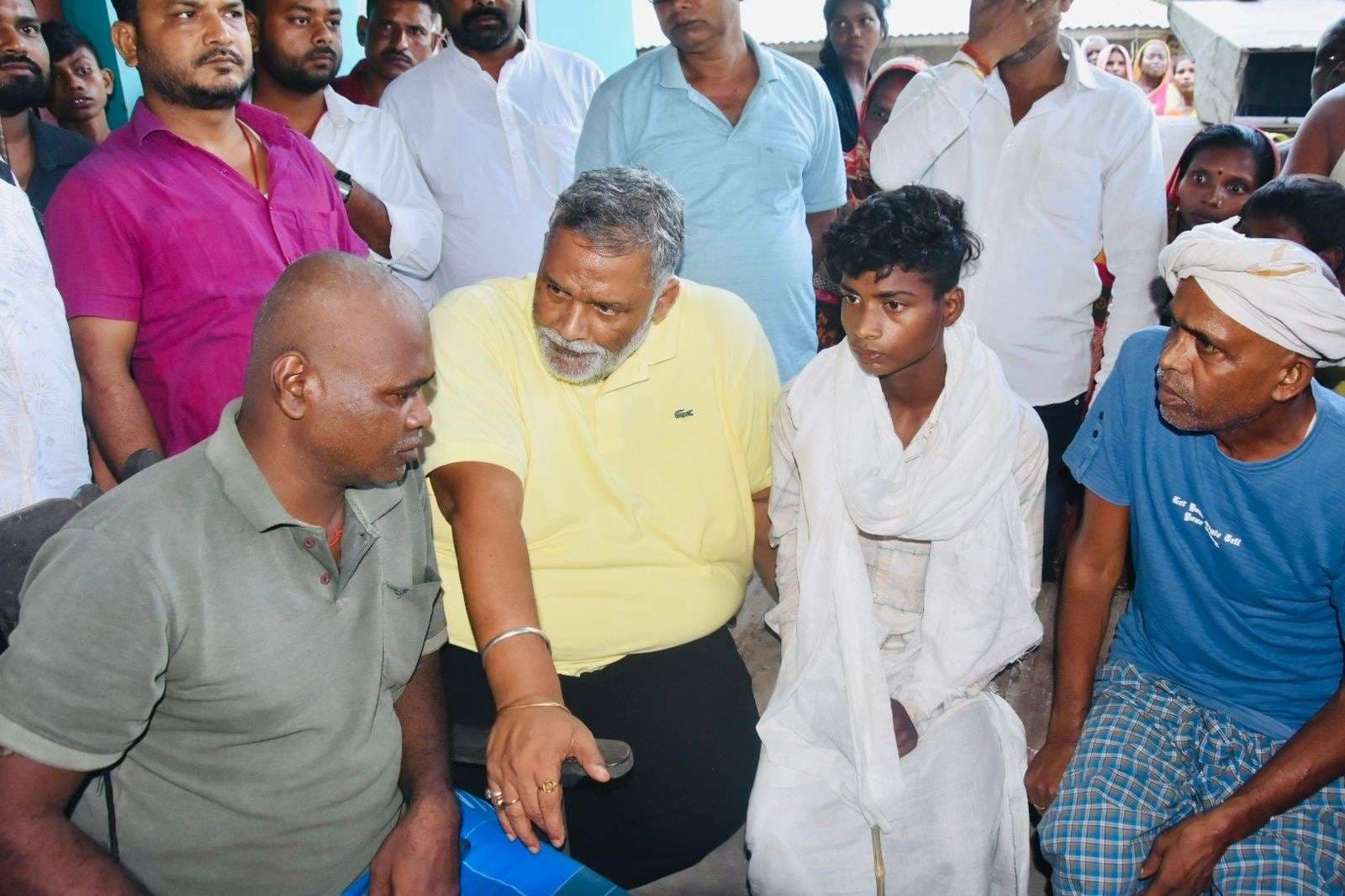 शोकाकुल परिजनों से मिल सांसद पप्पू यादव ने बंधाया ढांढस