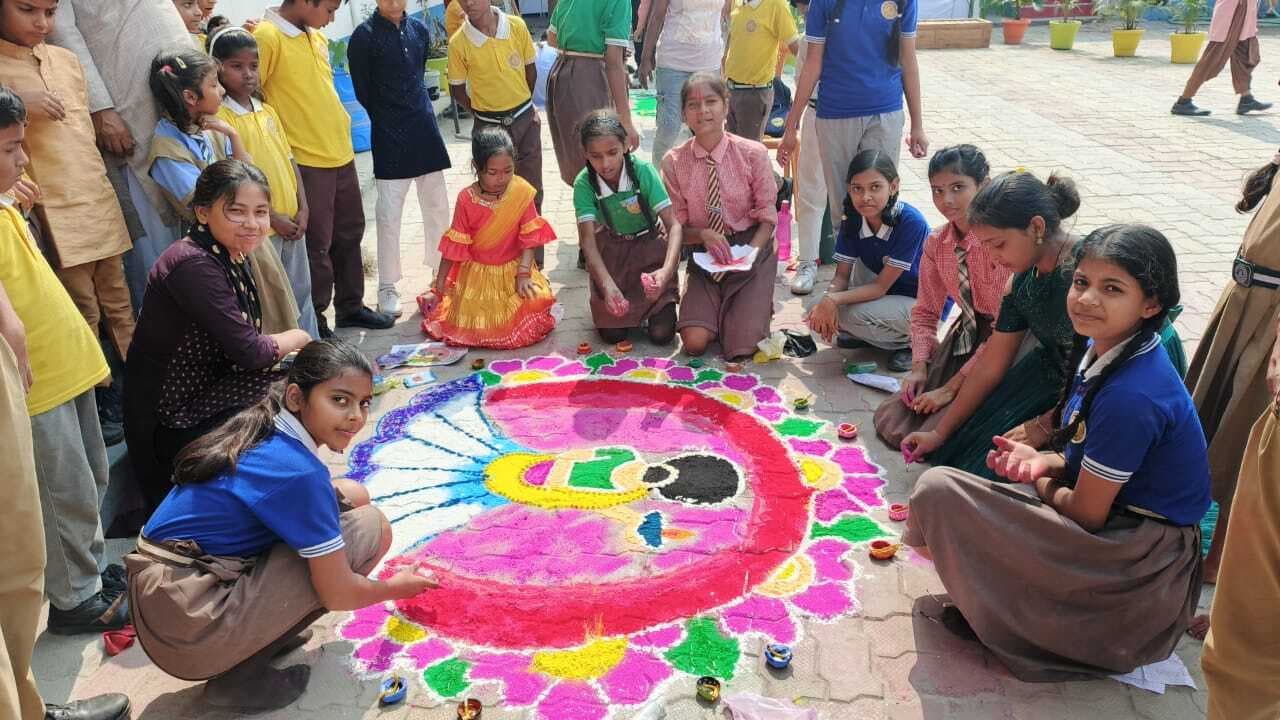 Samastipur News:गुरुकुल स्कूल में मनाई गई पारंपरिक पर्वों की झलकियां