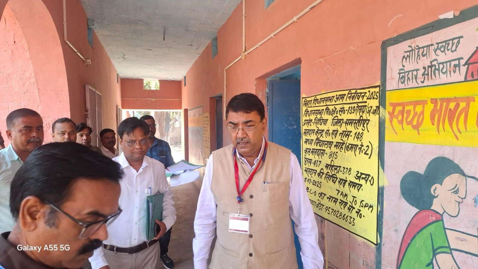 Samastipur News:जेनरल ऑब्जर्वर ने किया क्रिटिकल मतदान केंद्रों का निरीक्षण