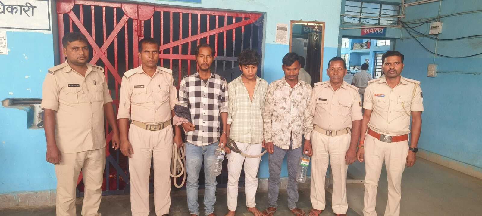 40 लीटर शराब के साथ तीन धंधेबाज सहित चार गिरफ्तार