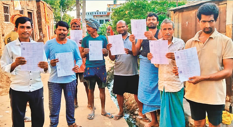 Bhojpur News : मतदाता पर्ची वितरण शुरू, 27 अक्तूबर तक पूरा होगा कार्य