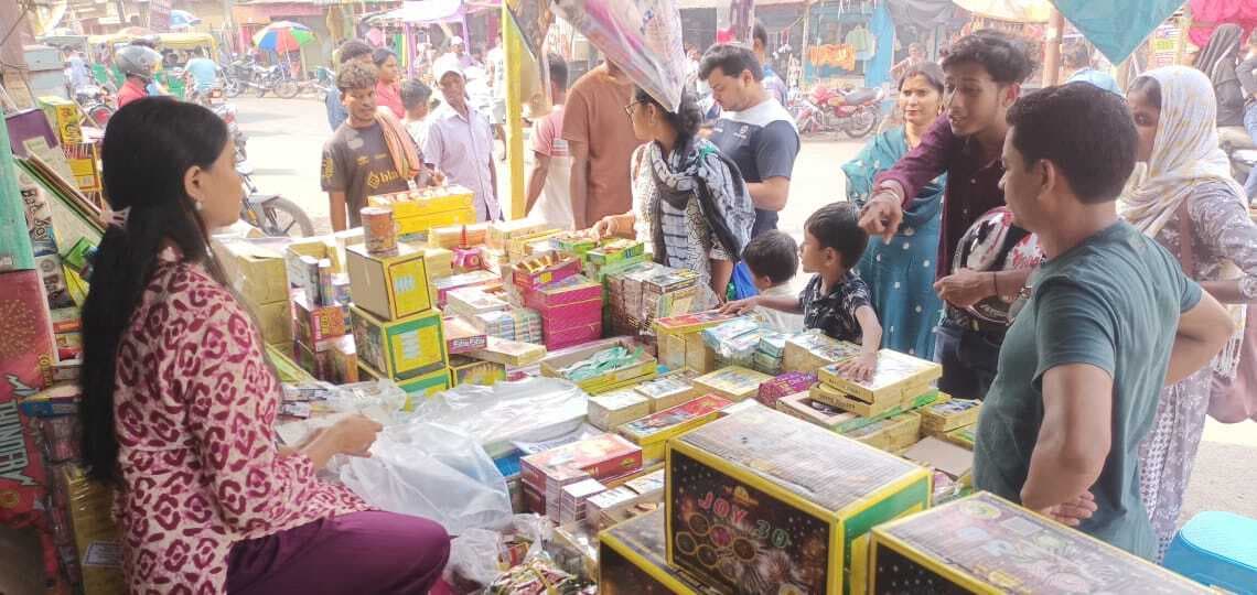 फूलझड़ी और पॉप-अप बच्चों की पसंद, बड़ों ने खरीदे अधिक साउंड के पटाखे