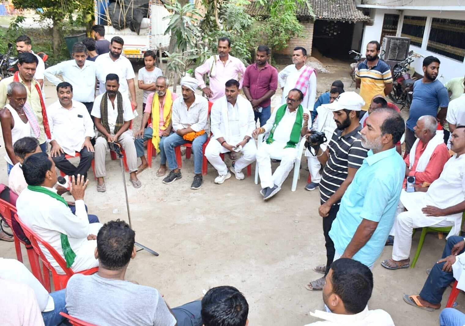 hajipur news. महनार नगर में राजद प्रत्याशी इ रविंद्र ने जनसंपर्क कर जानी लोगों की समस्या