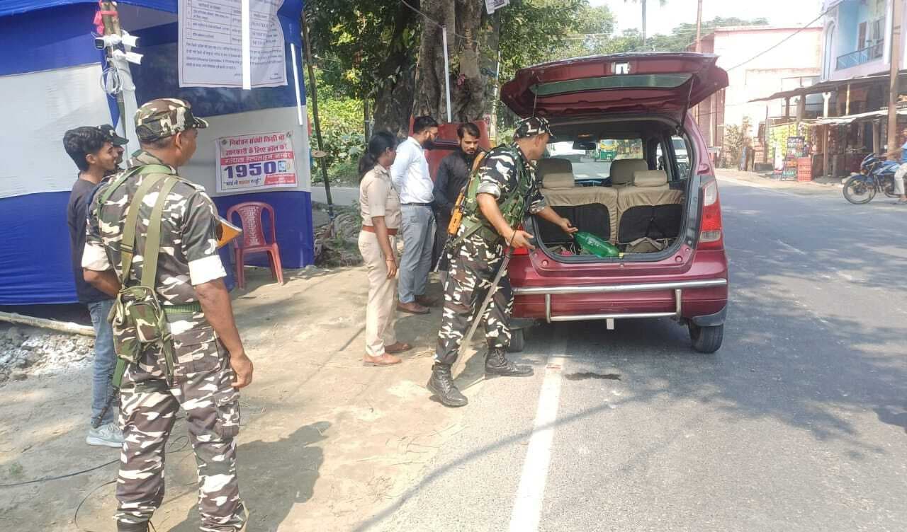 hajipur news. चुनाव को लेकर चेक पोस्टों पर हो रही सघन वाहन जांच