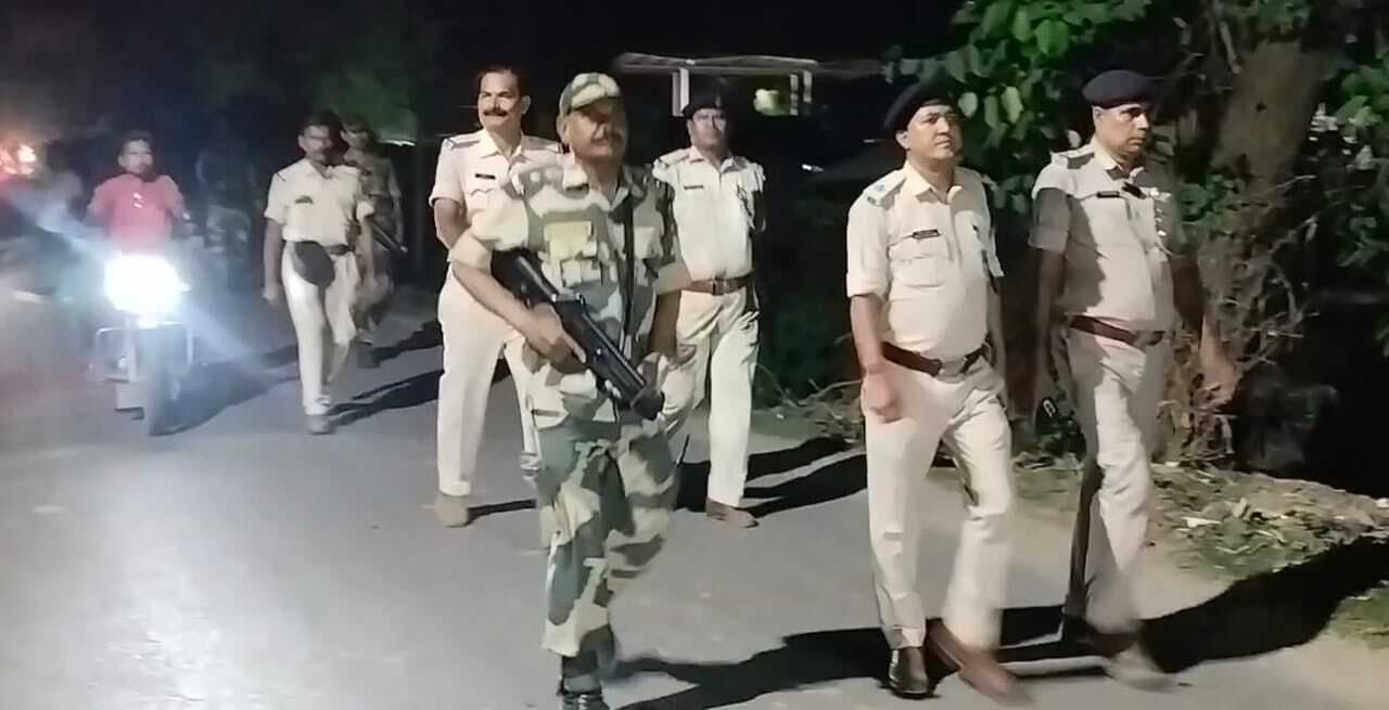 अमदाबाद में निकाला फ्लैग मार्च, दिया शांति का संदेश