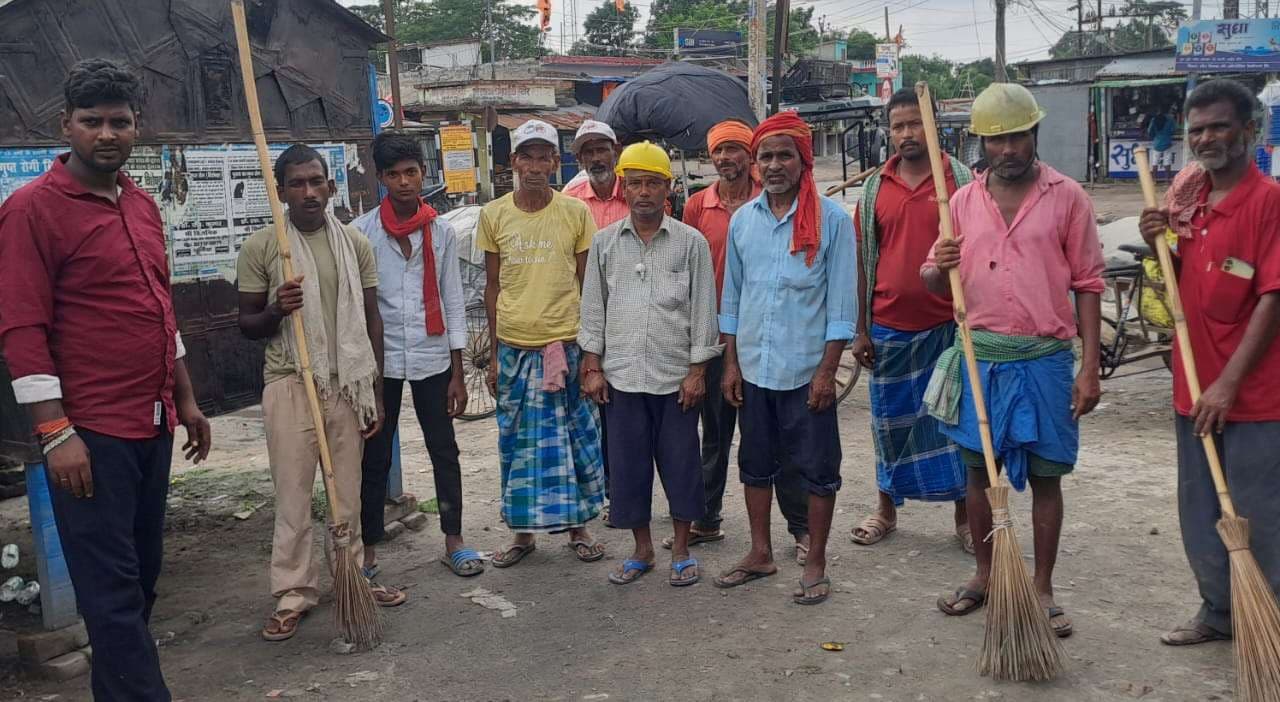 दीपावली-छठ को ले काझा बाजार में सफाई अभियान शुरू