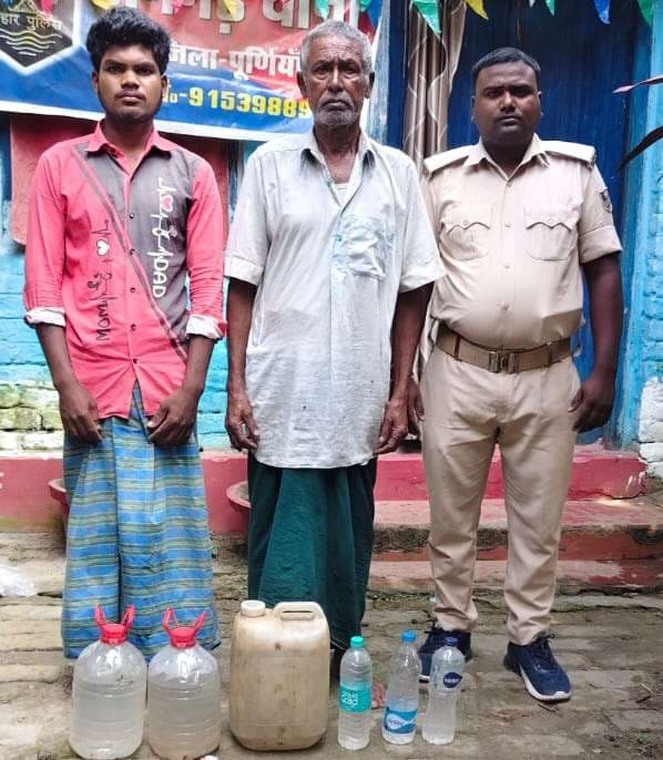 20 लीटर देसी शराब के साथ दो धंधेबाज गिरफ्तार