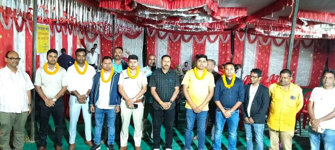 डीएसपी कार्यालय में पूर्व थाना प्रभारियों को दी गयी विदाई