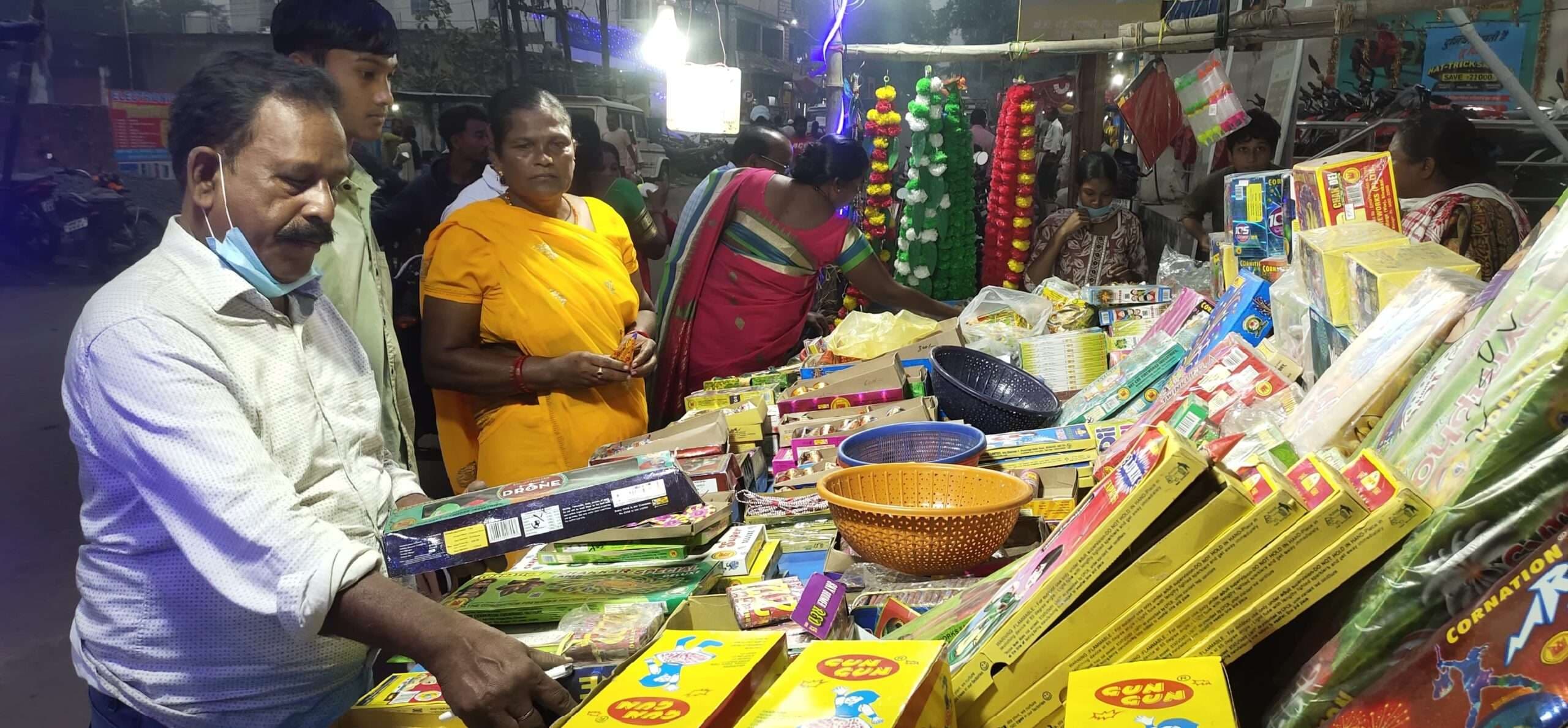 खूब बिकीं लक्ष्मी-गणेश की मूर्तियां, मिठाई व पटाखा के भी बाजार गर्म रहे