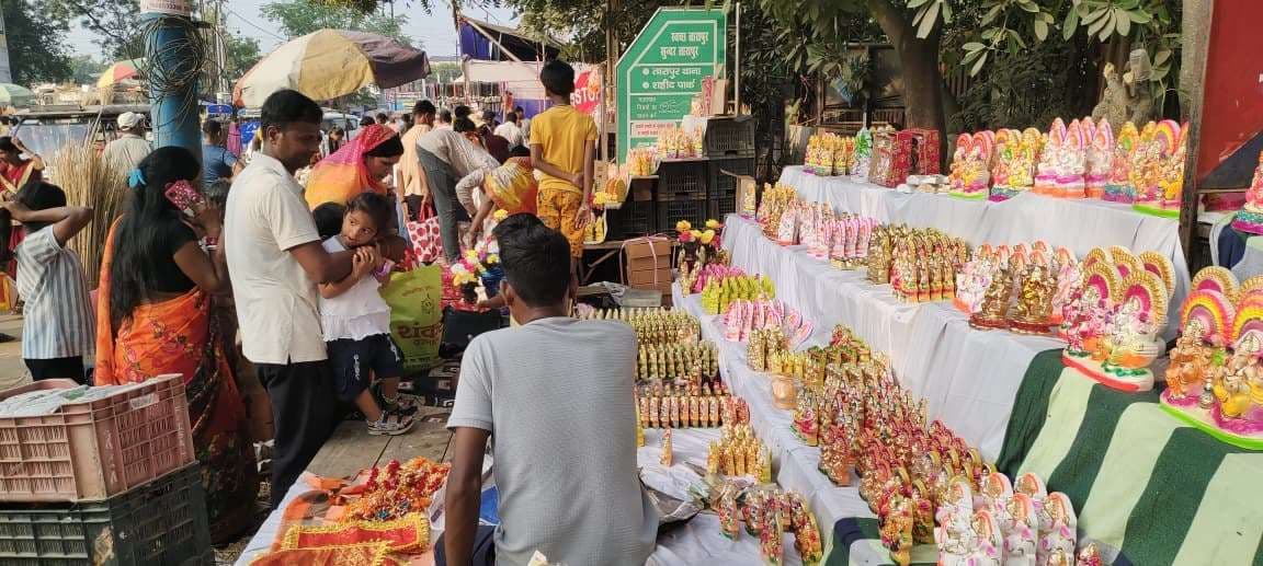 दीपावली व काली पूजा को लेकर बाजार में उमड़ी भीड़