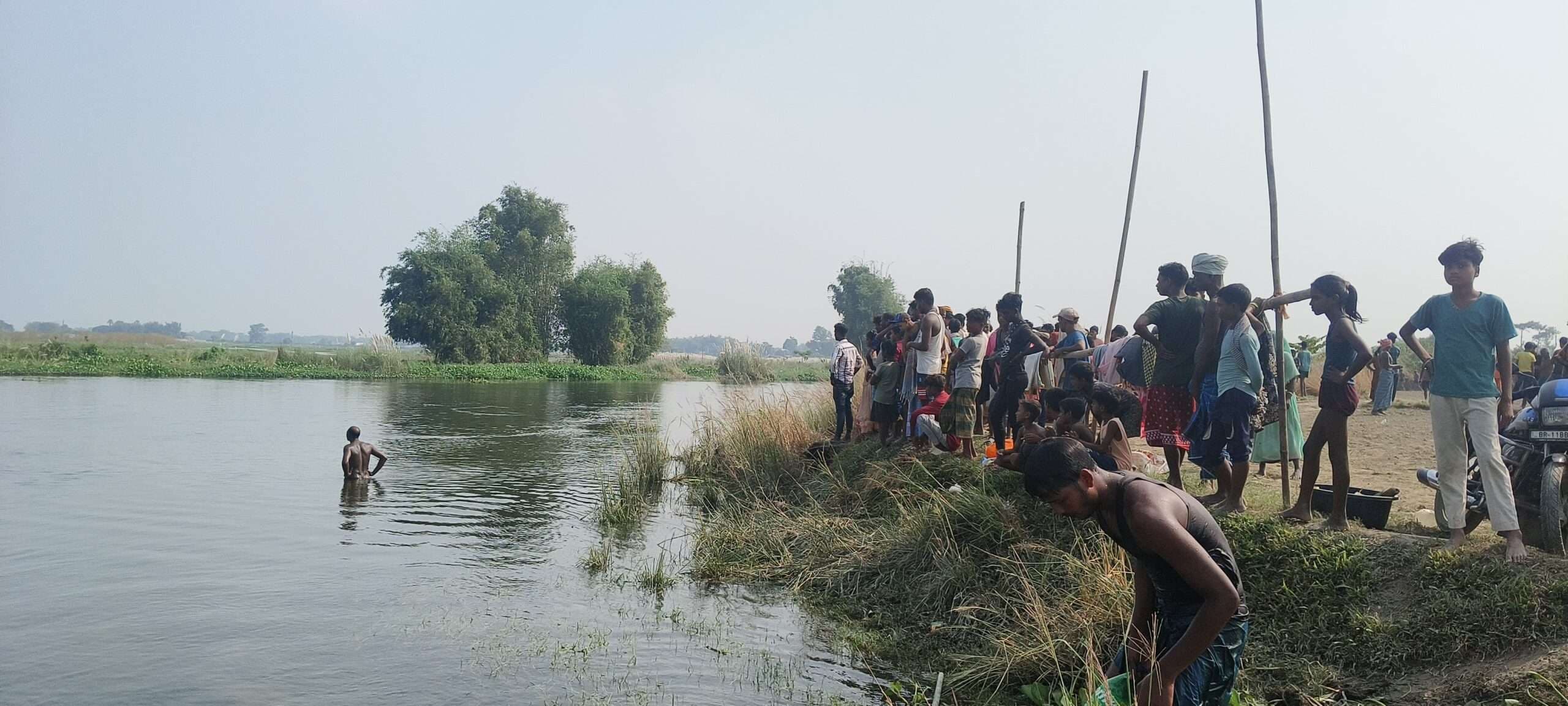 चंदवा कोसी नदी में दो चचेरी बहनें डूबकर लापता, महिला को बचाया