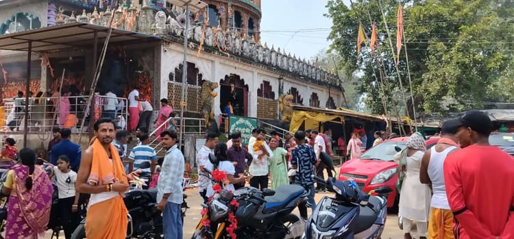 धनतेरस पर दिऊड़ी मंदिर में वाहनों की पूजा को उमड़ी भीड़