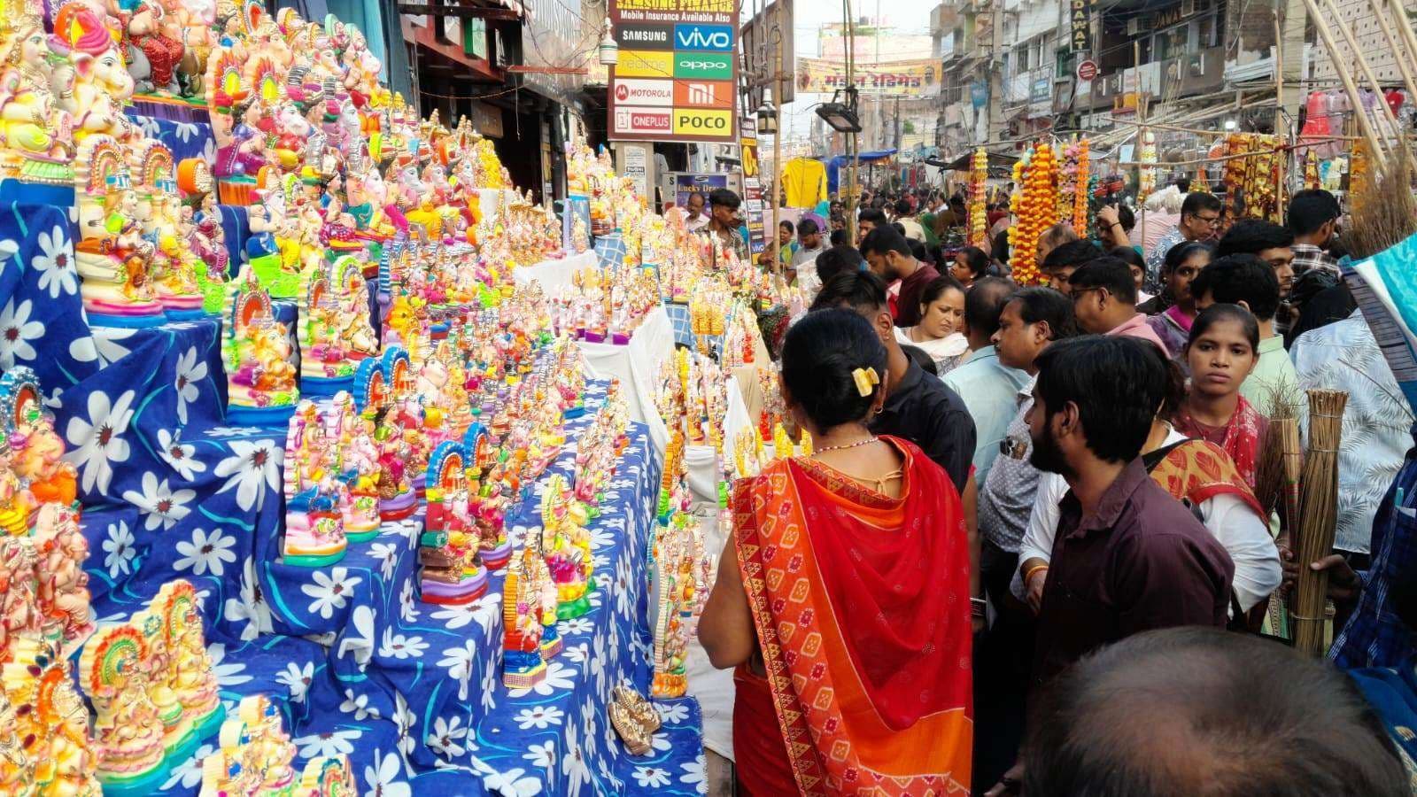 दीपावली आज, बाजार में उमड़ी भीड़, भगवान गणेश व मां लक्ष्मी की होगी विशेष पूजा