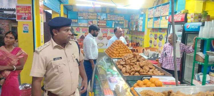 आधा दर्जन मिठाइयों की दुकानों से सैंपल इकट्ठा