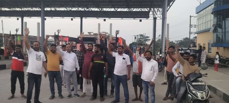 हेसल टोल प्लाजा में ग्रामीणों ने किया हंगामा