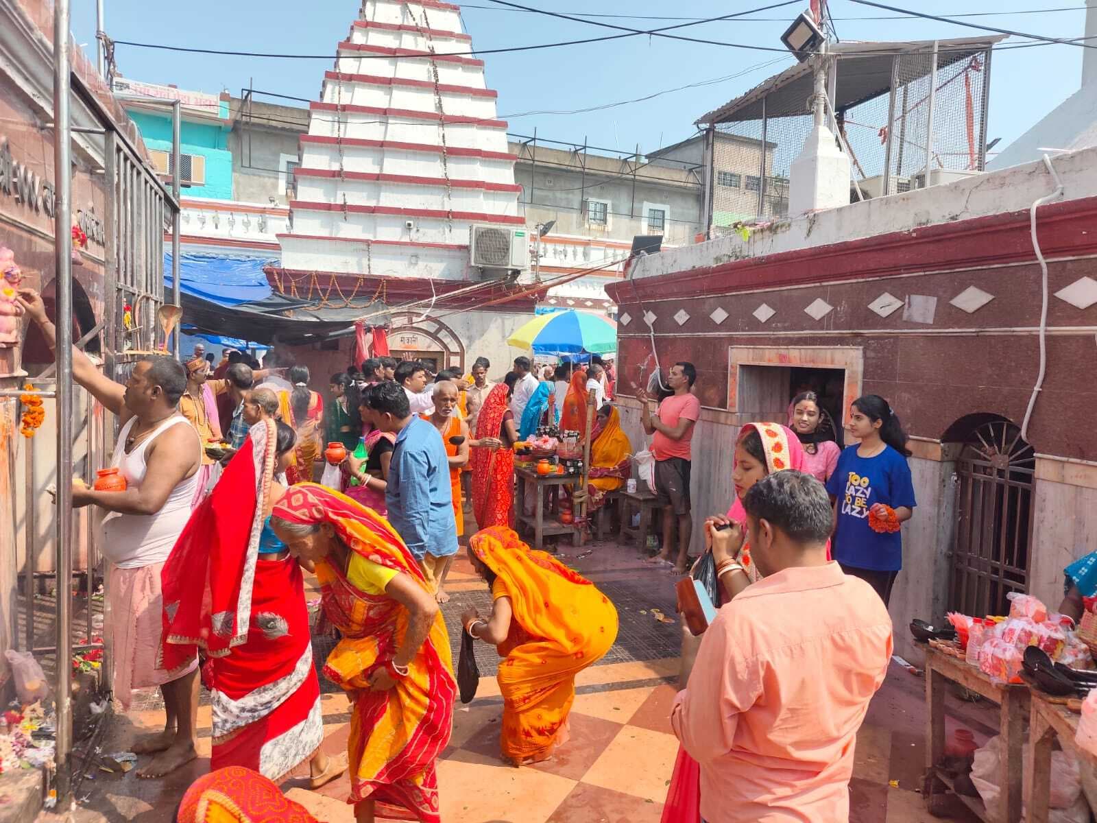 नरक चतुर्दशी को 30 हजार भक्तों ने की पूजा-अर्चना