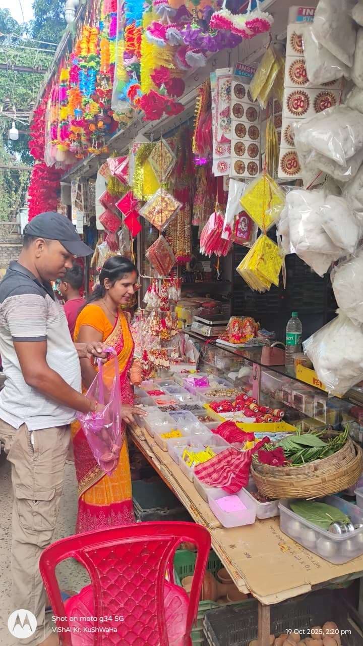 बरहरवा में जमकर हुई गणेश-लक्ष्मी की मूर्तियां व मिट्टी के दीपक की खरीदारी