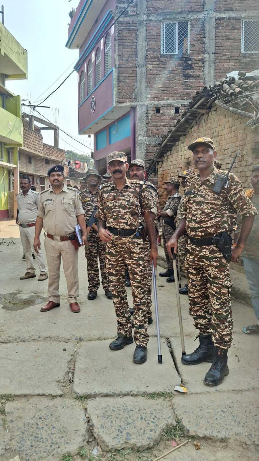 केंद्रीय बल और स्थानीय पुलिस ने बाजार में निकाला फ्लैग मार्च