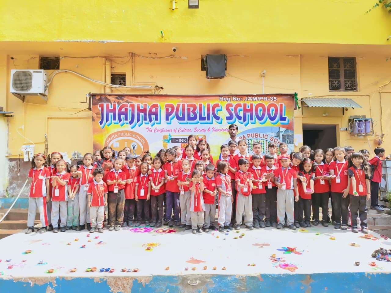 दीपावली के पूर्व संध्या पर छात्र-छात्राओं ने बनायी आकर्षक रंगोली