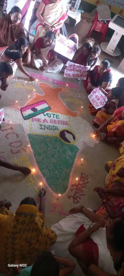 रंगोली बना व दीये जलाकर वोटरों को किया जागरूक