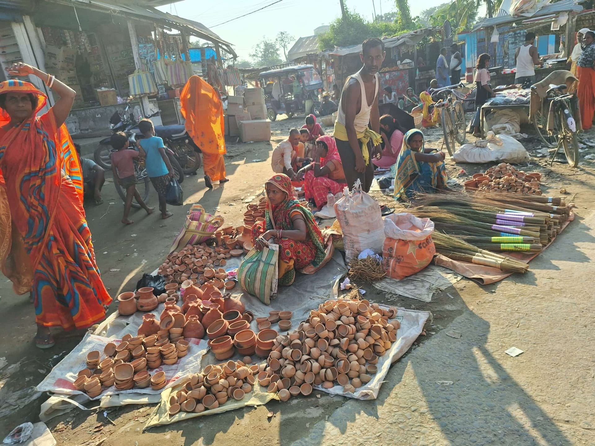 मिट्टी के दीये जलाएं, कुंभकारों की जिंदगी में रोशनी फैलाएं
