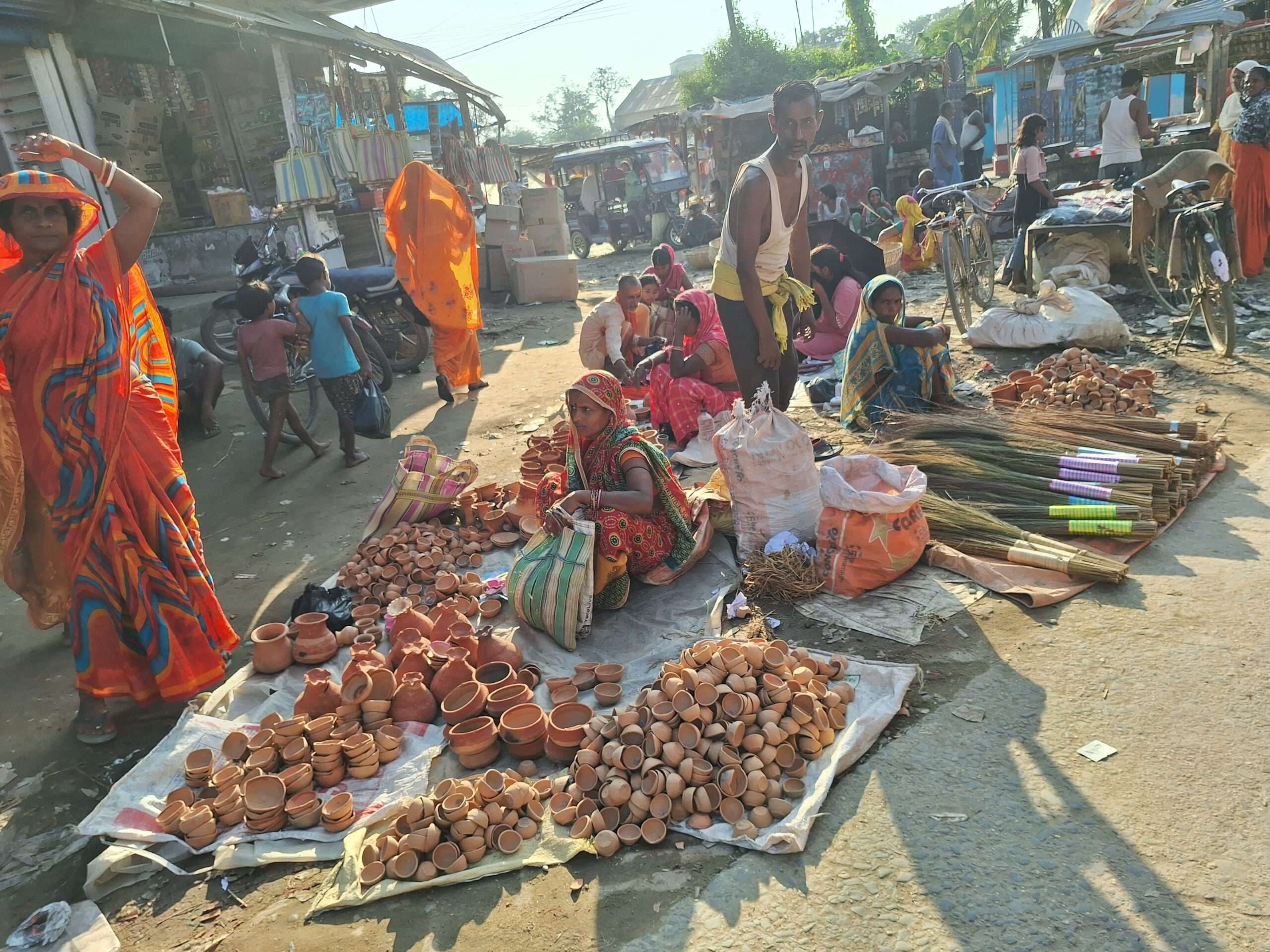 मिट्टी के दीये जलाएं, कुंभकारों की जिंदगी में रोशनी फैलाएं