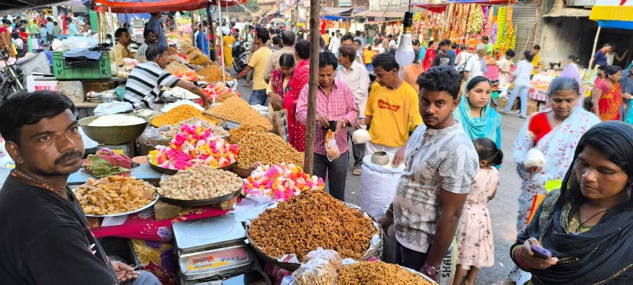 खोई- मुढ़ी व लकठो से महका बाजार