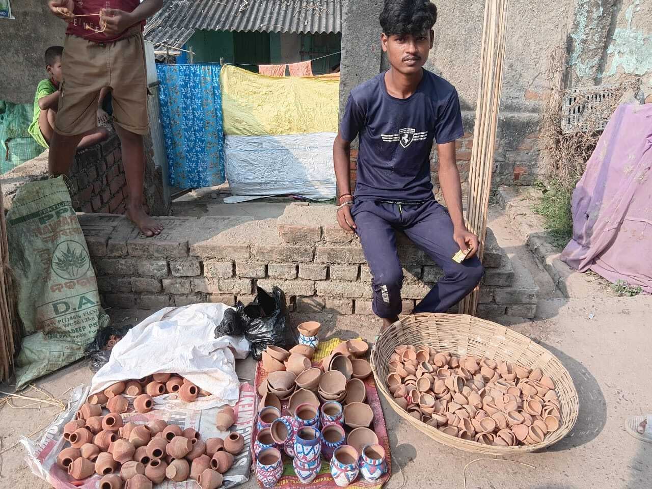 Bhagalpur news कुम्हार करते रहे इंतजार, इलेक्ट्रॉनिक दुकानों पर उमड़े ग्राहक