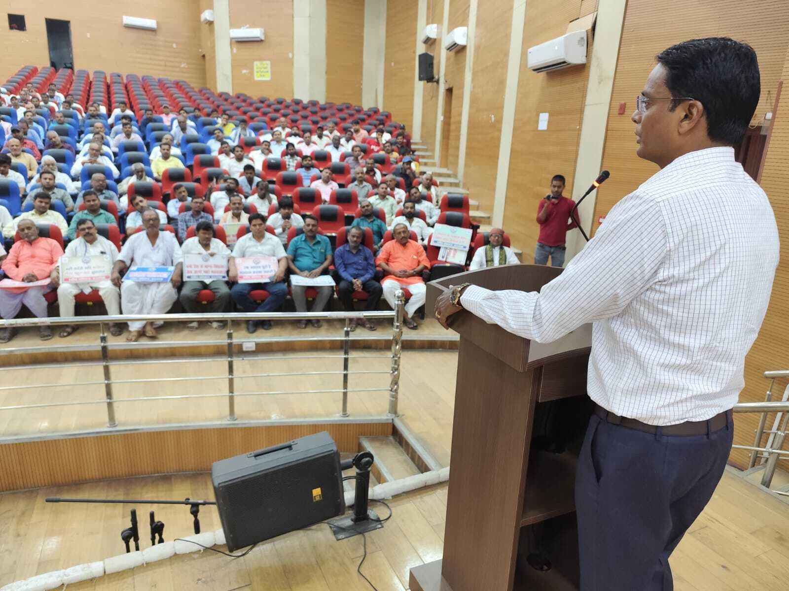 Darbhanga News: व्हाट्सएप ग्रुप बना नित्य उपभोक्ताओं को मतदान के लिए करें प्रेरित