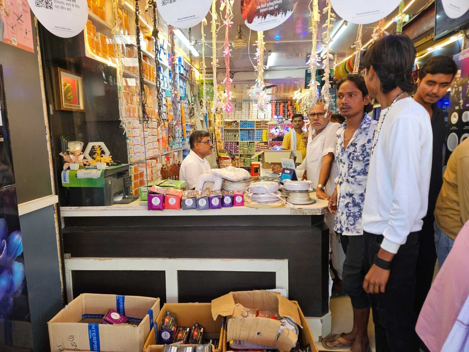 Darbhanga News: दिवाली पर साज-सज्जा के लिए इलेक्ट्रिक बल्ब के झालरों की जमकर खरीदारी