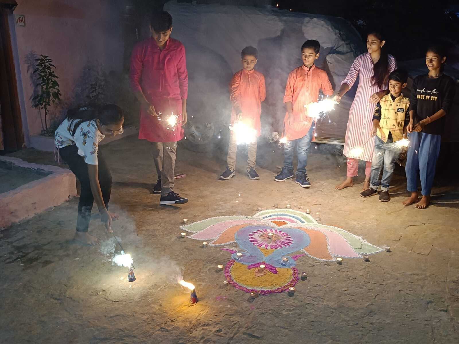 Darbhanga News: नवादा में मना दीपोत्सव, बच्चों ने जमकर लिया आतीशबाजी का आनंद