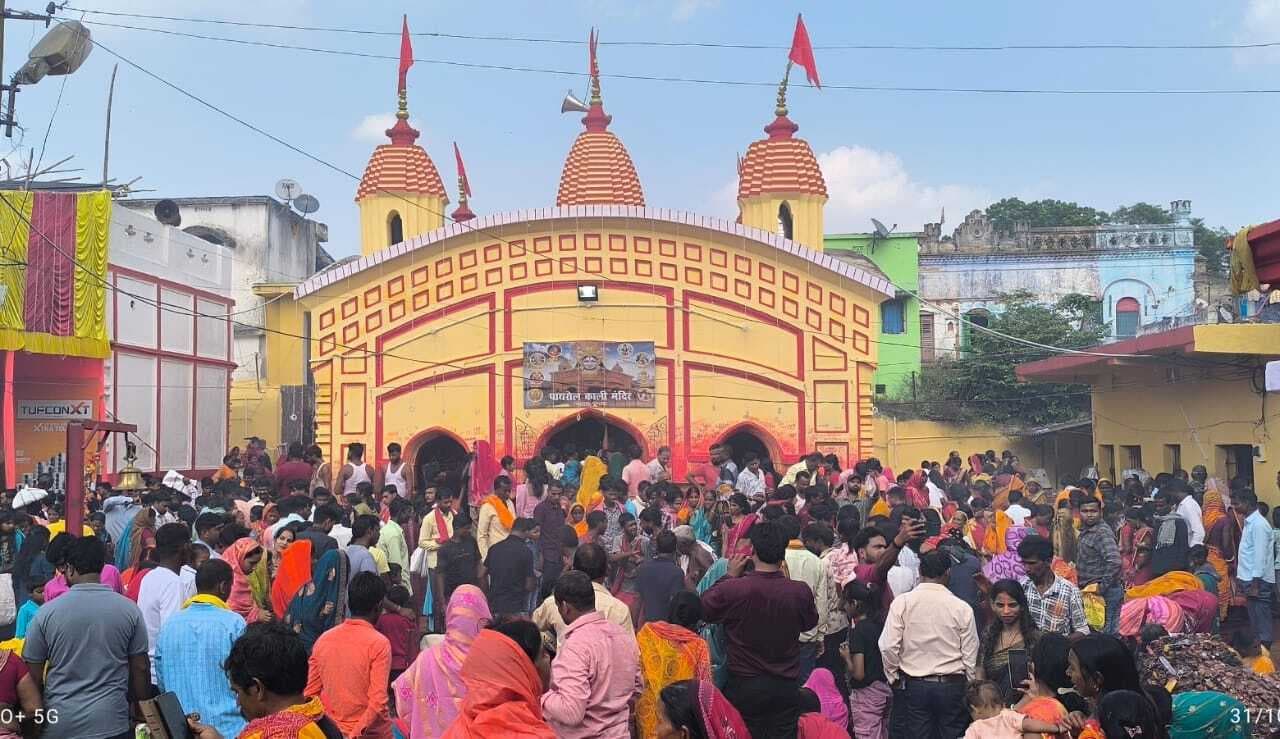 पाथरोल काली मंदिर दीप दान के लिए उमड़े श्रद्धालु