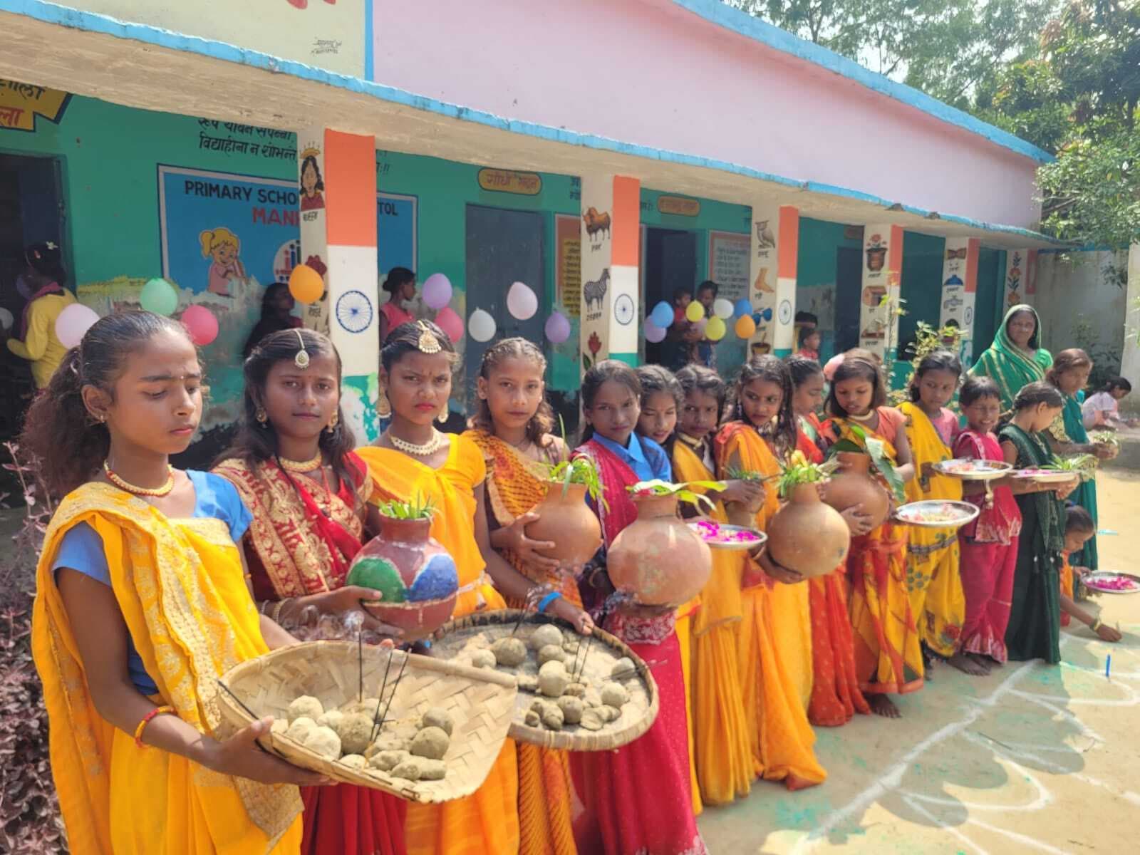 Darbhanga News: प्रावि चौपाल टोल के बच्चों ने प्रदर्शित की छठ की आकर्षक झांकी