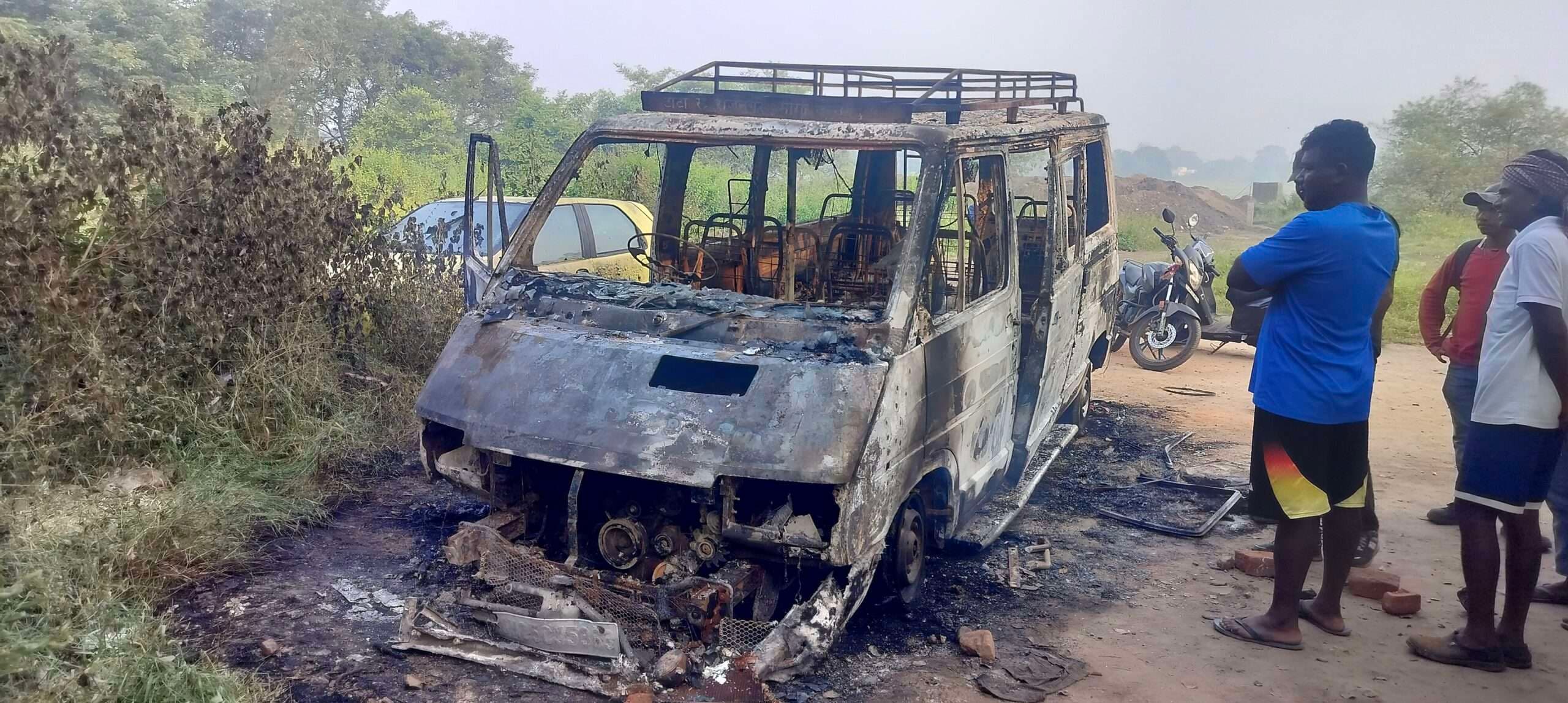 Seraikela Kharsawan News : गैरेज में खड़ी गाड़ी में लगी आग, खाक