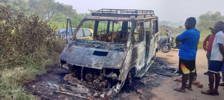 Seraikela Kharsawan News : गैरेज में खड़ी गाड़ी में लगी आग, खाक