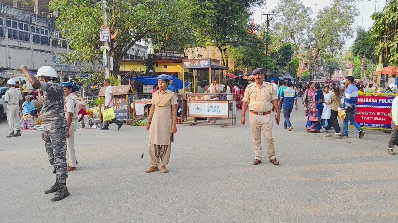 Chaibasa News : दीपावली व काली पूजा को लेकर पुलिस की चौकसी बढ़ी, संदिग्धों पर पैनी नजर